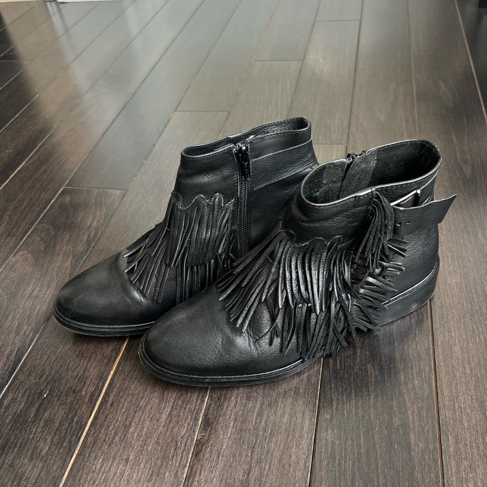 Woman's Genuine Leather Black Fringe Ankle Boots | 6.5